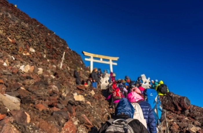 late season Fuji climbing