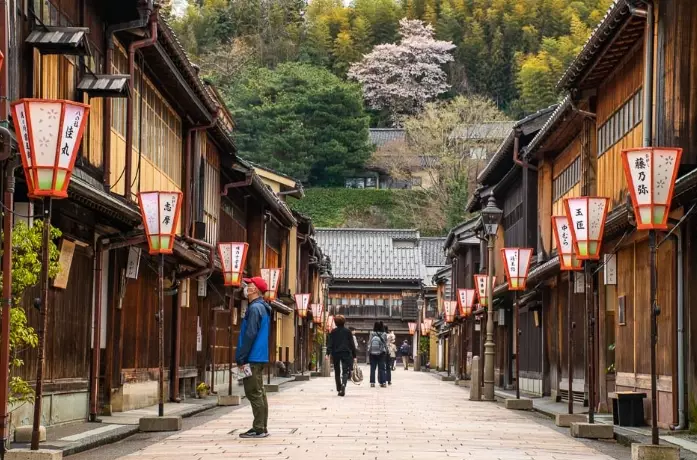 Is Kanazawa closer to Tokyo or Kyoto?