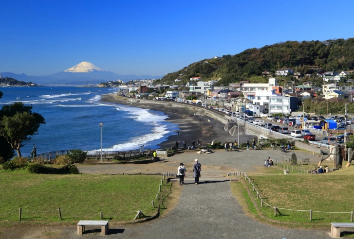 Your Complete Guide to Enoshima Beach: Day Trips, Sights & Tips
